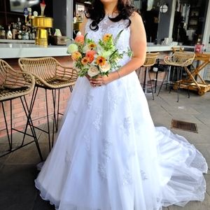 A-Line wedding gown (size 18)